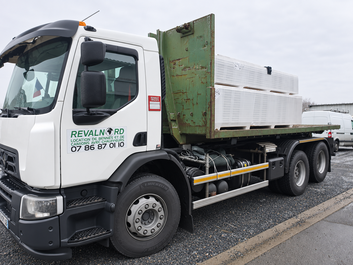 Camion Revalnord lors d’un transport sur plateau